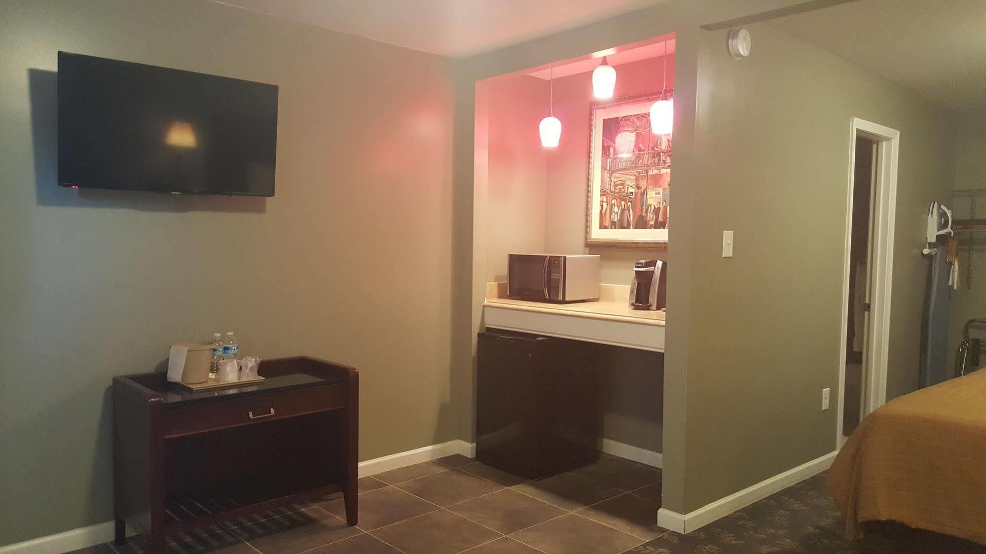 Jefferson Inn And Suites ภายนอก รูปภาพ